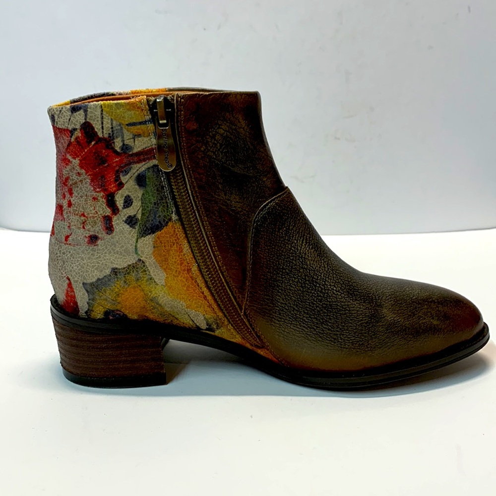 NWT 🌼 Leather Suede Floral Booties Spring Step